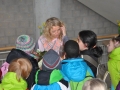 Regisseurin Ilka Franzmann spricht mit den Kindern der Schulklassen-Jury