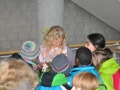 Regisseurin Ilka Franzmann spricht mit den Kindern der Schulklassen-Jury